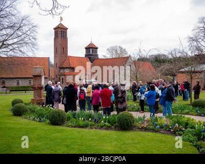 I pellegrini e i visitatori che partecipano alle stazioni della Croce camminano al Santuario di nostra Signora di Walsingham il Venerdì Santo per celebrare la storia di Cristo Foto Stock