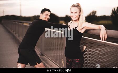 Uomo e donna che fanno sport all'aperto Foto Stock