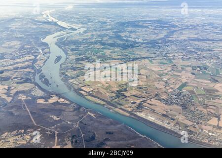 Washington DC, Virginia Dulles International Airport area con vista aerea degli edifici e Potomac River sotto in inverno dalla finestra dell'aereo Foto Stock