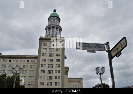 Karl Marx Allee, vicino Frankfurter Tor, a Berlino Est, Germania. Tipica architettura socialista classicista. Foto Stock