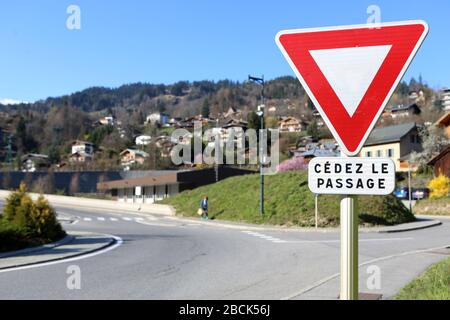 Cédez le Passage. Panneau de signalisation routière. Saint-Gervais-les-Bains. Alta Savoia. Francia. Foto Stock
