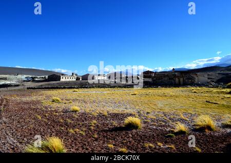 Vista panoramica dell'abbandonato insediamento minerario di la Casualidad. Salta, Argentina Foto Stock