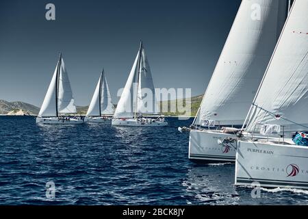 Croazia, Mare Adriatico, 18 settembre 2019: Le barche a vela competono in una regata di vela, corsa di barca a vela, riflessione delle vele sull'acqua, numero di barche è a poppa Foto Stock