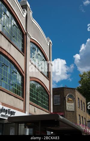 Flying Tiger Starbucks Serviced Office Space a Belmont House, 376-378 Chiswick High Road, Chiswick, Londra, W4 Foto Stock