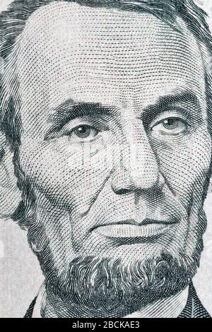 Ritratto del presidente degli Stati Uniti Abraham Lincoln da cinque dollari fattura nuova edizione macro Foto Stock
