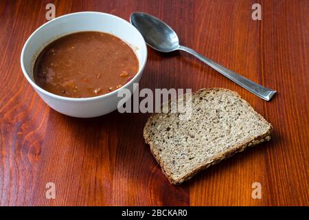 Zuppa di gulasch servita con pane Foto Stock