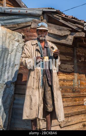 Africa, Madagascar, regione di Ilhorombe, Ilakaka. Uomo di fronte alla sua casa. Foto Stock