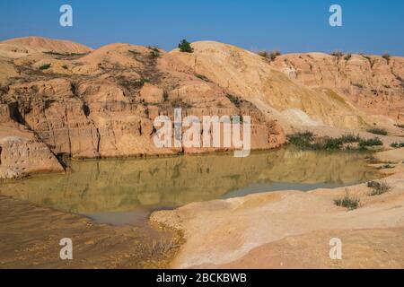 Africa, Madagascar, regione di Ilhorombe, Ilakaka. Uno dei più grandi giacimenti di zaffiro alluvionale conosciuti al mondo scoperto nel 1998. Uomini scavando per preciou Foto Stock