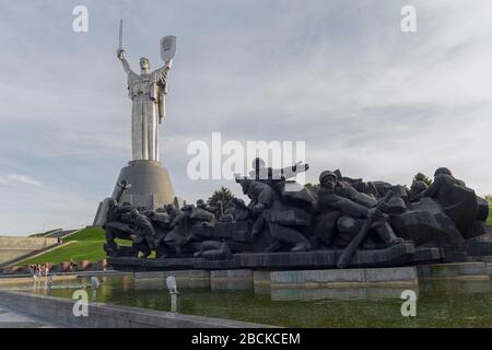 Kiev, Ucraina - 18 maggio 2019: Il famoso Monumento della Patria conosciuto anche come Rodina-Mat' sotto il cielo nuvoloso Foto Stock