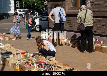 Kiev, Ucraina - 19 Maggio 2019: i popoli comprare vecchi libri a un mercato delle pulci sulla Andreevsky Spusk street Foto Stock