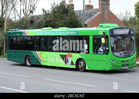 Un singolo passeggero sul Worcester, normalmente occupato, Droitwich Spa, Bromsgrove a Birmingham Bus durante Lockdown Foto Stock