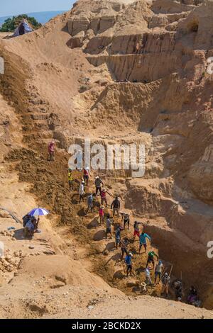 Africa, Madagascar, regione di Ilhorombe, Ilakaka. Uno dei più grandi giacimenti di zaffiro alluvionale conosciuti al mondo scoperto nel 1998. Uomini scavando per preciou Foto Stock