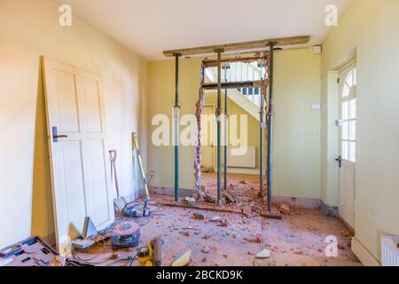 Rimozione di una parete durante una ristrutturazione domestica, lavori di costruzione del Regno Unito Foto Stock