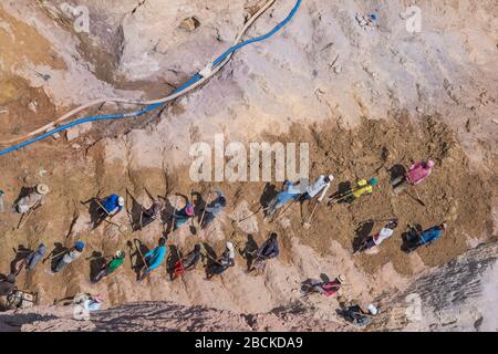 Africa, Madagascar, regione di Ilhorombe, Ilakaka. Uno dei più grandi giacimenti di zaffiro alluvionale conosciuti al mondo scoperto nel 1998. Uomini scavando per preciou Foto Stock