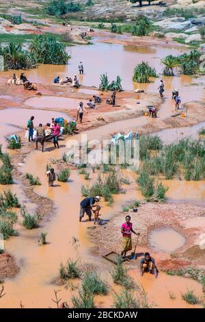 Africa, Madagascar, regione di Ilhorombe, Ilakaka. Uno dei più grandi giacimenti di zaffiro alluvionale conosciuti al mondo scoperto nel 1998. Uomini scavando per preciou Foto Stock