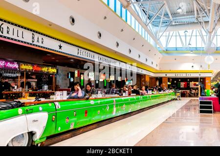 Rivne, Ucraina - 4 gennaio 2020: Città Ucraina di Rovno all'interno del famoso centro commerciale Ekvator Equator nel centro città e ristorante americano vintage Foto Stock