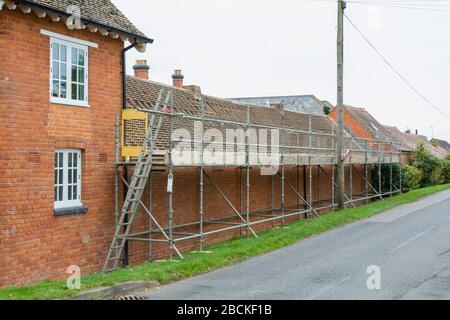 Riparazioni di ponteggi e tetti, sostituendo le tegole su una casa rurale nel Buckinghamshire, Regno Unito Foto Stock