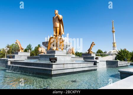 Statua d'oro di Saparmurat Niyazov e Monumento all'Indipendenza ad Ashgabat, Turkmenistan. Primo presidente turkmenbashi, conosciuto anche come Turkmenbashi. Foto Stock