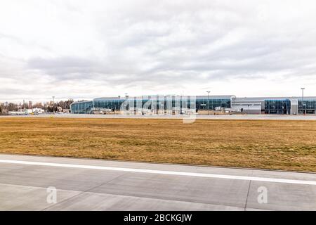 Lviv, Ucraina - 22 gennaio 2020: Esterno dell'edificio aeroportuale a basso costo in vista di Lvov dalla finestra dell'aereo sulla pista il giorno invernale nuvoloso Foto Stock