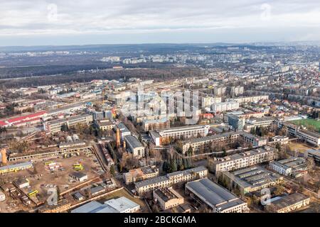 Lviv, Ucraina - 22 gennaio 2020: Città Ucraina di Lvov sopra la vista ad alto angolo di uccello dalla finestra dell'aeroplano su giorno invernale nuvoloso con chiesa e così Foto Stock