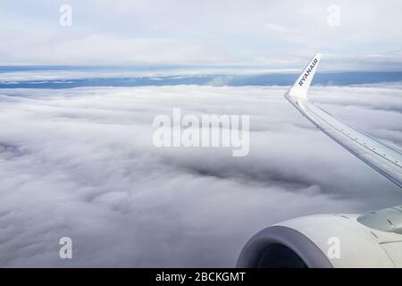 Lviv, Ucraina - 22 gennaio 2020: Nuvole bianche e cielo blu orizzonte vista aerea dalla finestra Ryanair aereo alto angolo durante il giorno da Ucraina a Pol Foto Stock