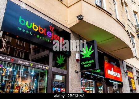 Varsavia, Polonia - 22 gennaio 2020: Cartello stradale per il negozio di Cannabis e il ristorante gorgoglijoy nel centro storico di Varsavia sulla via Chmielna Foto Stock