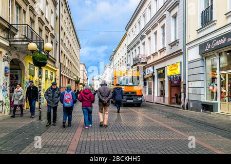 Varsavia, Polonia - 22 gennaio 2020: Persone a piedi da negozi negozi ristoranti esterno nel centro storico di Varsavia sulla via Chmielna Foto Stock