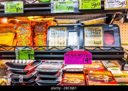 Reston, USA - 24 gennaio 2020: Negozio di shopping con paties vegan protein di hamburger a base di piante venduti all'interno del negozio Trader Joe in sano s. Foto Stock
