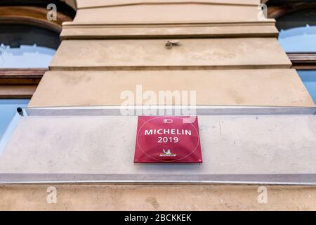 Varsavia, Polonia - 25 dicembre 2019: Città vecchia capitale storica con l'indicazione di primo piano per la stella Michelin al ristorante Elixir di Dom Wodki Foto Stock