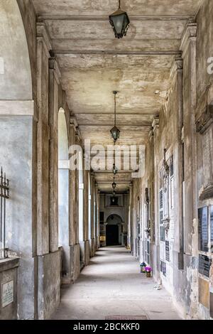 Varsavia, Polonia - 25 dicembre 2019: Centro storico Chiesa di Sant'Antonio di Padova nella capitale con corridoio cimitero passaggio grigio Foto Stock