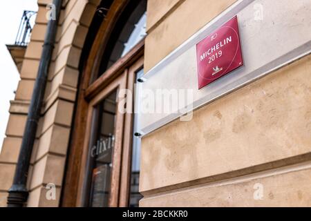 Varsavia, Polonia - 25 dicembre 2019: Città della capitale della città vecchia con l'indicazione di primo piano per la stella Michelin al ristorante Elixir di Dom Wodki Foto Stock