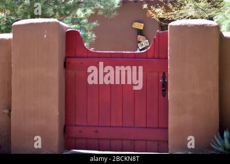 Gate in Adobe Wall Foto Stock