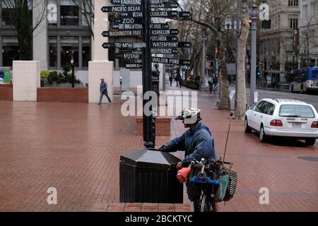 Portland, Stati Uniti. 03rd Apr, 2020. Un uomo guarda attraverso i rifiuti a Portland, Ore., il 3 aprile 2020, mentre la gente continua a praticare misure di allontanamento sociale in congiunzione con un ordine di soggiorno a domicilio statale per rallentare la diffusione del nuovo coronavirus. (Foto di Alex Milan Tracy/Sipa USA) Credit: Sipa USA/Alamy Live News Foto Stock