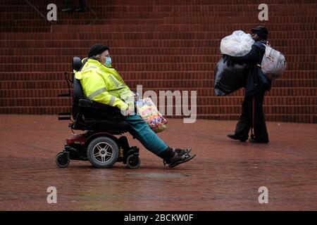 Portland, Stati Uniti. 03rd Apr, 2020. Una scena da Pioneer Courthouse Square a Portland, Ore., il 3 aprile 2020, mentre la gente continua a praticare misure di allontanamento sociale in congiunzione con un ordine di soggiorno-a-casa statale per rallentare la diffusione del romanzo coronavirus. (Foto di Alex Milan Tracy/Sipa USA) Credit: Sipa USA/Alamy Live News Foto Stock