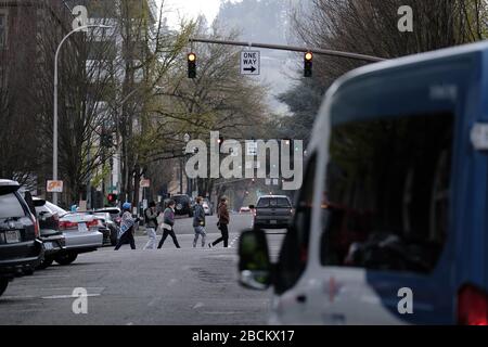 Portland, Stati Uniti. 03rd Apr, 2020. Un gruppo attraversa la Southwest 13th Avenue a Portland, Ore., il 3 aprile 2020, mentre la gente continua a praticare misure di allontanamento sociale in congiunzione con un'ampia stay-at-home ordine di rallentare la diffusione del romanzo coronavirus. (Foto di Alex Milan Tracy/Sipa USA) Credit: Sipa USA/Alamy Live News Foto Stock