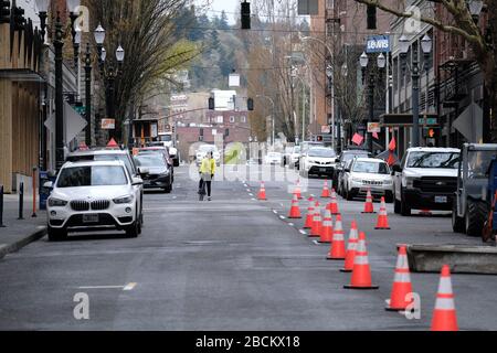 Portland, Stati Uniti. 03rd Apr, 2020. Una scena più tranquilla del solito da Portland, Ore., il 3 aprile 2020, mentre la gente continua a praticare misure di allontanamento sociale in congiunzione con un ordine di soggiorno a domicilio statale per rallentare la diffusione del nuovo coronavirus. (Foto di Alex Milan Tracy/Sipa USA) Credit: Sipa USA/Alamy Live News Foto Stock