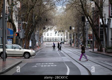 Portland, Stati Uniti. 03rd Apr, 2020. La gente cammina attraverso la Southwest 5th Avenue a Portland, Ore., il 3 aprile 2020, mentre la gente continua a praticare misure di allontanamento sociale in congiunzione con un soggiorno-a-casa statale per rallentare la diffusione del romanzo coronavirus. (Foto di Alex Milan Tracy/Sipa USA) Credit: Sipa USA/Alamy Live News Foto Stock