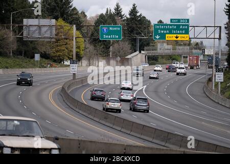 Portland, Stati Uniti. 03rd Apr, 2020. Un'Interstate 5 più tranquilla del solito a Portland, Ore., il 3 aprile 2020, mentre la gente continua a praticare misure di allontanamento sociale in concomitanza con un'ampia stay-at-home per rallentare la diffusione del nuovo coronavirus. (Foto di Alex Milan Tracy/Sipa USA) Credit: Sipa USA/Alamy Live News Foto Stock