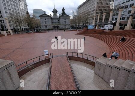 Portland, Stati Uniti. 03rd Apr, 2020. Pioneer Courthouse Square a Portland, Ore., il 3 aprile 2020, è molto più tranquillo del solito, in quanto le persone continuano a praticare misure di allontanamento sociale in concomitanza con un soggiorno in patria per rallentare la diffusione del romanzo coronavirus. (Foto di Alex Milan Tracy/Sipa USA) Credit: Sipa USA/Alamy Live News Foto Stock