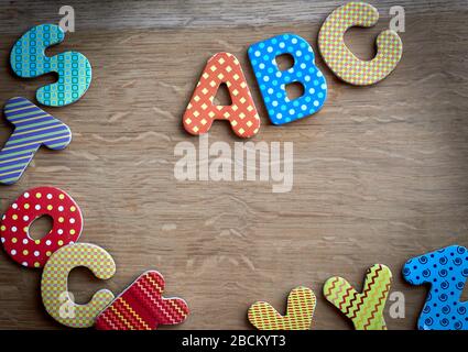 set di lettere per bambini in legno e magnetiche su una base in legno Foto Stock