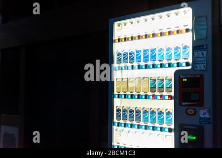 Takayama, Giappone - 8 aprile 2019: Distributore automatico all'aperto fuori strada che vende sigarette fumatrici dalla società giapponese di tabacco chiamata Meviu Foto Stock