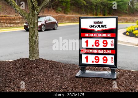 Sterling, USA - 1 aprile 2020: Costco magazzino club segno negozio per regolare benzina premium gas con bassi prezzi a basso costo dopo OPEC Arabia Saudita Russia Foto Stock