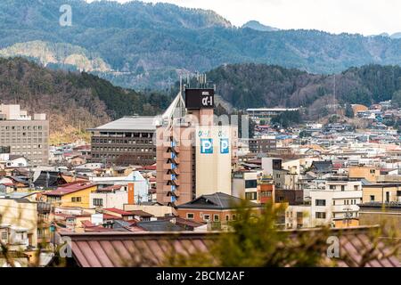 Takayama, Giappone - 9 aprile 2019: Prefettura di Gifu in Giappone con skyline cittadino del villaggio della città di montagna il giorno della primavera con il cartello di parcheggio sugli edifici Foto Stock