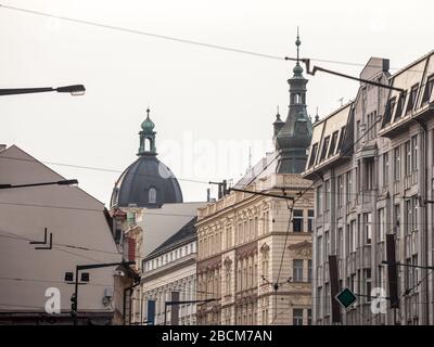 Tipica facciata austro-ungarica di un appartamento barocco edificio residenziale in una strada della città vecchia, il centro storico di Praga, Repubblica Ceca, Foto Stock