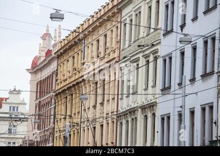 Tipica facciata austro-ungarica di un appartamento barocco edificio residenziale in una strada della città vecchia, il centro storico di Praga, Repubblica Ceca, Foto Stock