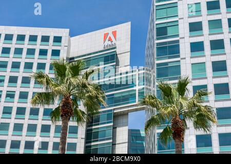 Il logo Adobe viene visualizzato sui ripetitori della sede centrale di Adobe Inc.. Il logo presenta l'alfabeto 'A' ritratto in bianco su uno sfondo rosso - San Jose, CA Foto Stock