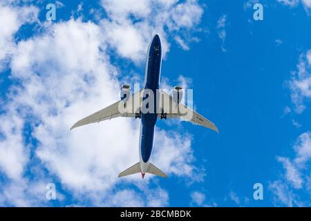 British Airways Boeing 787 Dreamliner si prepara ad atterrare all'Aeroporto Internazionale Norman Y. Mineta San Jose dopo un volo diretto a lunga percorrenza da Londra Foto Stock