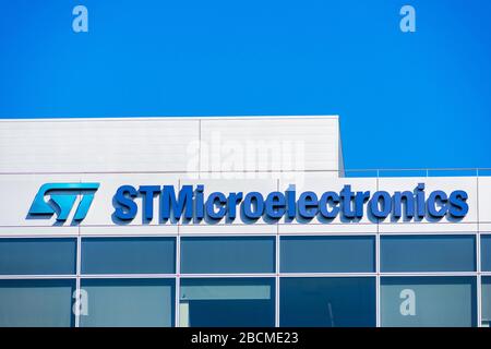 Firma STMicroelectronics presso l'ufficio della Silicon Valley. È un'azienda francese-italiana produttrice di semiconduttori con sede a Ginevra, Svizzera - SA Foto Stock