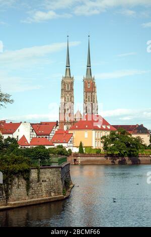 Cattedrale di Wroclaw, detta anche cattedrale di san giovanni battista o katedra sw. jana chrzciciela, vista da un'isola sul fiume Oder. È un cattolico Foto Stock