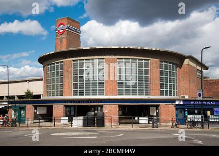 District Line Stazione della Metropolitana di Chiswick Park, Bollo Lane, Chiswick, Londra W4 5NE progettato da Charles Holden Foto Stock